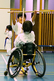 写真：車いすに乗りながら空手をする坂口竜太郎くん