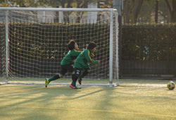 （写真：友達みんな一緒で楽しむ。それがきっかけで生涯スポーツと親しめるようになる）