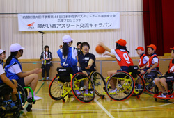 車椅子バスケットボールを体験する小学生たち