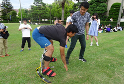 写真：義足体験をする学生