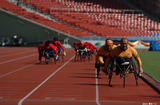 トラックを駆ける車いす陸上の選手