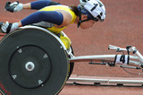 トラックを駆け抜ける土田和歌子選手―2010ジャパンパラリンピック陸上競技大会