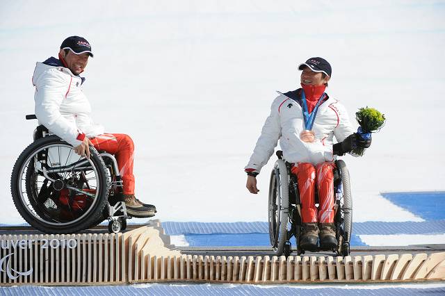 バンクーバー スーパー大回転座位・金メダルの狩野選手（左）と銅メダルの森井選手（右）