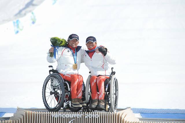 バンクーバー スーパー大回転座位・金メダルの狩野選手（左）と銅メダルの森井選手（右）