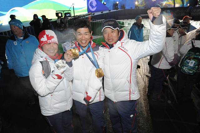 バンクーバーパラリンピック　閉会式　（左から）クロスカントリーの太田選手・新田選手・荒井監督