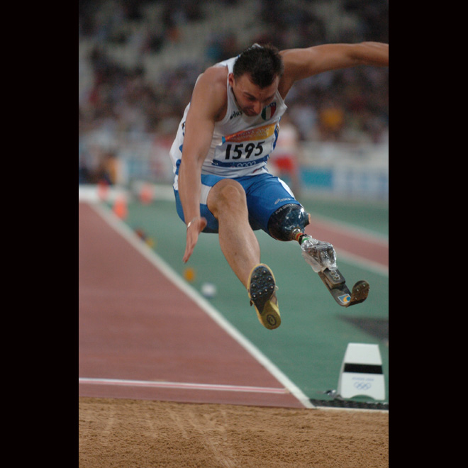義足で力強く跳ぶイタリアの選手―アテネ２００４パラリンピック競技大会にて 