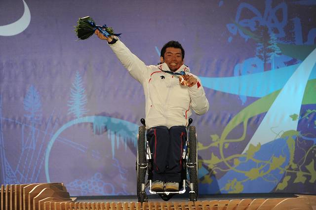 バンクーバー 狩野亮選手がアルペンスキー男子滑降座位で銅メダル
