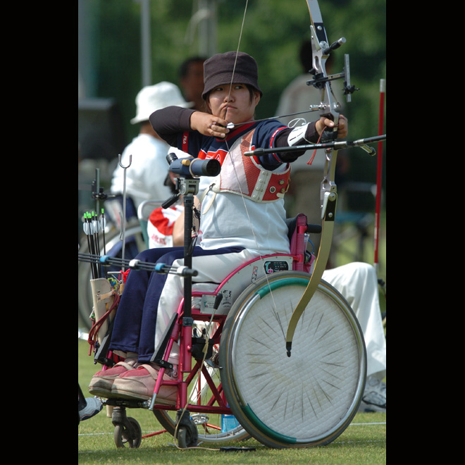 標的を見つめ、集中を高めていく－2004ジャパンパラリンピックアーチェリー競技大会にて