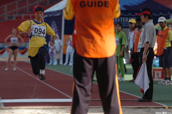 ガイドの声を頼りに跳ぶマレーシアの選手―フェスピック クアラルンプール大会にて