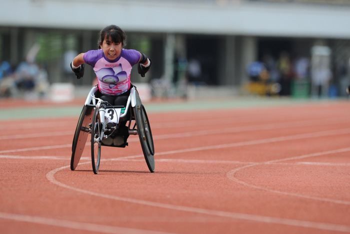 ゴールに向けて疾走する選手―2010ジャパンパラリンピック陸上競技大会