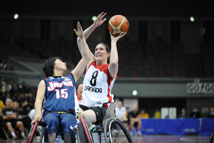  相手と競り合う網本麻里選手―2008国際親善女子車椅子バスケットボール大阪大会