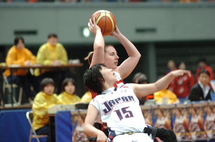 体格の差はテクニックで補う―2008国際親善女子車椅子バスケットボール大阪大会