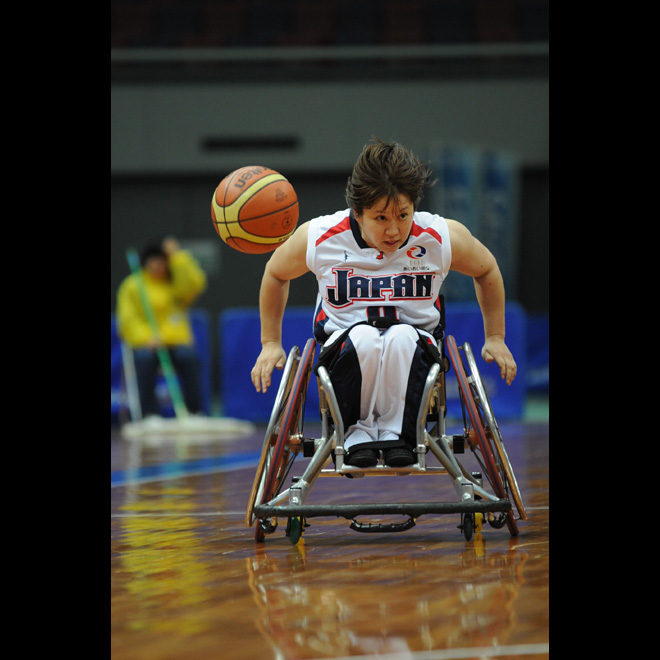 ドリブルで駆け抜ける日本代表選手―2008国際親善女子車椅子バスケットボール大阪大会