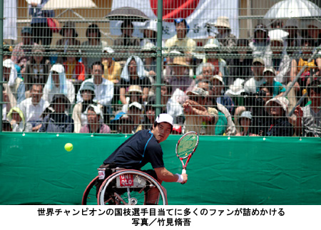 写真：世界チャンピオンの国枝選手目当てに多くのファンが詰めかける　写真／竹見脩吾