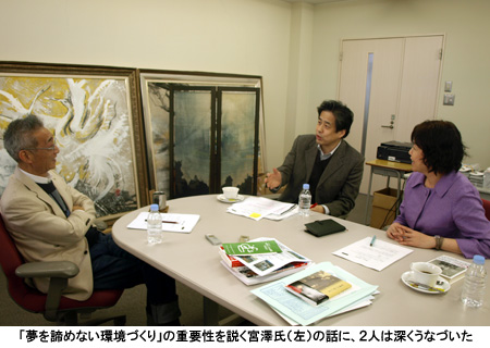 写真：「夢を諦めない環境づくり」の重要性を説く宮澤氏（左）の話に、２人は深くうなづいた