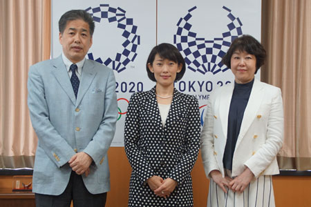 丸川珠代大臣と二宮清純（左）と伊藤数子編集長（右）