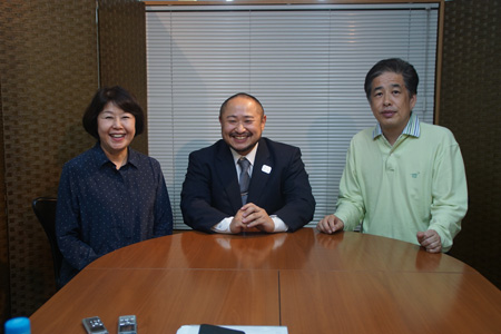 左から、伊藤数子、初瀬勇輔選手、二宮清純