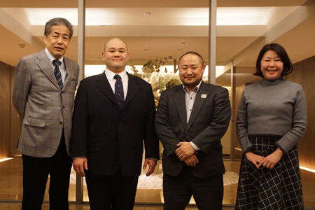 写真：左から二宮清純・棟田康幸・初瀬勇輔・伊藤数子