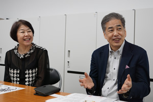 写真：左から伊藤数子（「挑戦者たち」編集長）、二宮清純