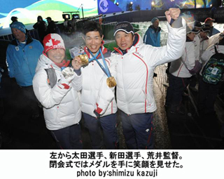 左から太田選手、新田選手、荒井監督。閉会式ではメダルを手に笑顔を見せた。