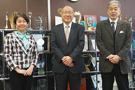 写真：左から伊藤・田中・二宮