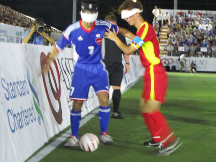 中国選手と激しく競り合う川村選手