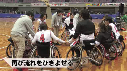 円陣を組む日本代表選手たち