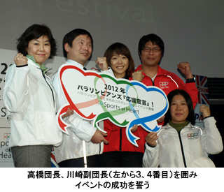 写真：高橋団長、川崎副団長（左から３、４番目）を囲みイベントの成功を誓う