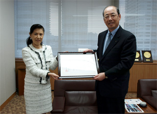 写真：前田さんと伊東社長