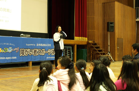 浦田選手の講演。小学生にもわかりやすく実演を交えながら話してくれました。