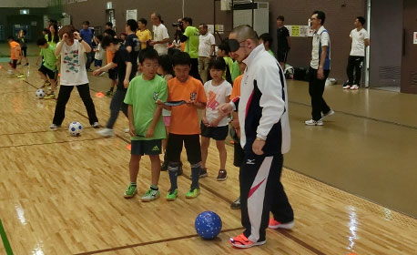 子どもたちと一緒に初瀬選手も参加。