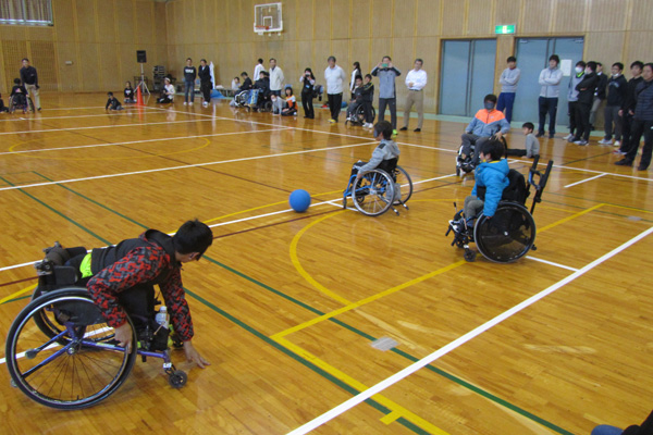 車いすの子どもたちもゴールボールにチャレンジした