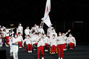 写真：入場行進する日本選手団