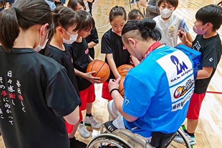 サインに応じる宮島選手