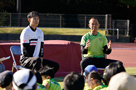 写真：鈴木選手とNPO法人シオヤレクリエーションクラブ塩家理事長（右）