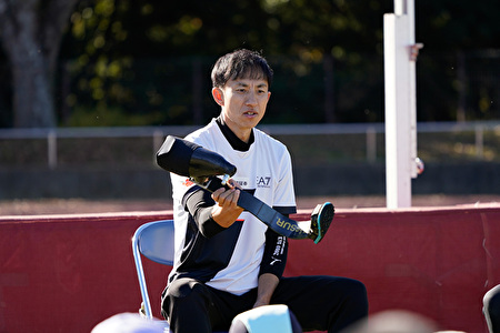 写真：自身の義足について説明する鈴木選手
