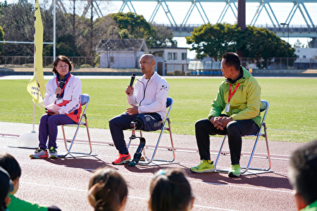 写真:トークショーで「チャレンジし続けることが大切」と話す山本さん