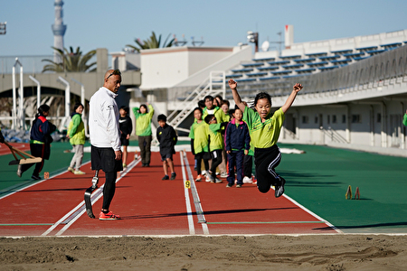 写真:子どもたちも負けずに力強いジャンプ