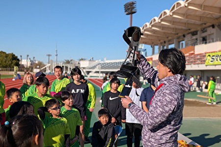 写真:説明を熱心に聞き入る子どもたち