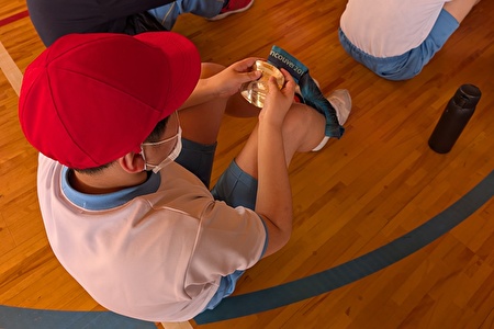 写真:メダルに触れる児童