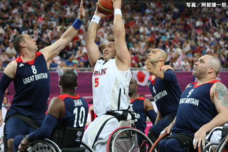 写真：ロンドン2012パラリンピック　車椅子バスケットボール男子日本代表　予選リーグ最終戦・対イギリス　阿部謙一郎撮影